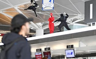 忍者のマネキンがつるされた中部空港のチェックインカウンター（1日、愛知県常滑市）=共同