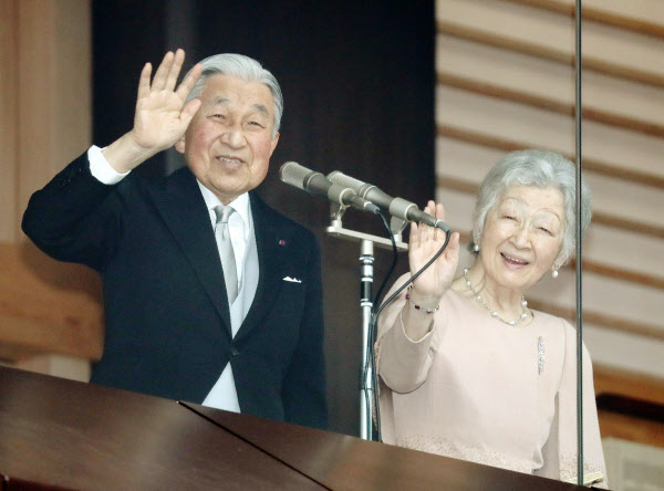 天皇陛下 明るい年となるよう 一般参賀に最多8 2万人 日本経済新聞