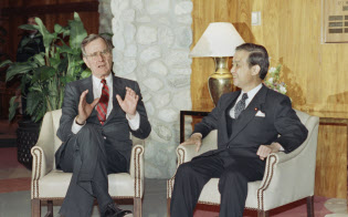 ブッシュ米大統領(左)と会談する海部首相(1990年3月2日、米パームスプリングス)=AP ブッシュ米大統領(左)と会談する海部首相(1990年3月2日、米パームスプリングス)=AP