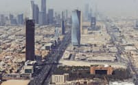 サウジアラビアの首都リヤドで建設中の「アブドラ国王金融特区」（写真左上のビル群）