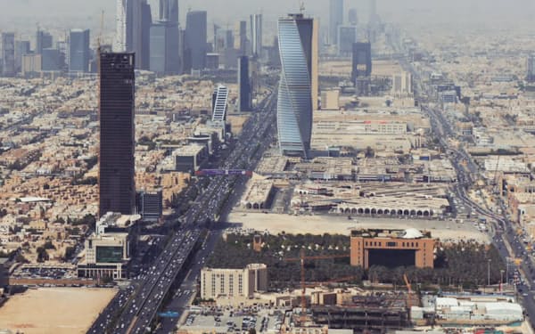 サウジアラビアの首都リヤドで建設中の「アブドラ国王金融特区」(写真左上のビル群)