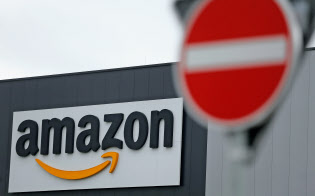 アマゾンはEUの競争政策担当者から調べられている(ドイツの同社集配施設)=ロイター アマゾンはEUの競争政策担当者から調べられている(ドイツの同社集配施設)=ロイター