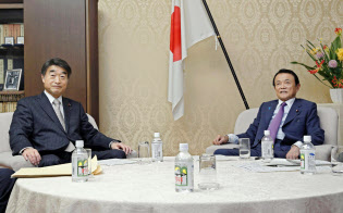 麻生太郎財務相(右)と根本匠厚労相(左)は、社会保障関係費の実質的な増加を4800億円にとどめることで合意した(17日の閣僚折衝、財務省内)=共同 麻生太郎財務相(右)と根本匠厚労相(左)は、社会保障関係費の実質的な増加を4800億円にとどめることで合意した(17日の閣僚折衝、財務省内)=共同