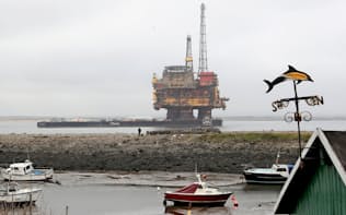 ロイヤル・ダッチ・シェルは株主の年金から「脱石油」を強く迫られている（シェルの北海油田基地=ロイター）