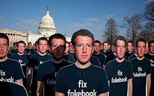 個人情報の管理より利益を優先するフェイスブックの経営には批判が高まっている（米議会前に並べられた同社ザッカーバーグCEOの複製）=ロイター