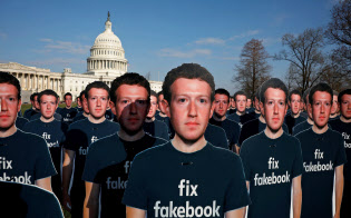 個人情報の管理より利益を優先するフェイスブックの経営には批判が高まっている(米議会前に並べられた同社ザッカーバーグCEOの複製)=ロイター 個人情報の管理より利益を優先するフェイスブックの経営には批判が高まっている(米議会前に並べられた同社ザッカーバーグCEOの複製)=ロイター