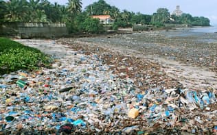 アフリカ・ギニアの海岸にたまった大量のプラスチックごみ（2017年9月）=共同