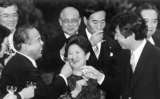 細川内閣発足、乾杯する細川首相(右)新閣僚(93年8月、首相官邸) 細川内閣発足、乾杯する細川首相(右)新閣僚(93年8月、首相官邸)
