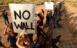 トランプ大統領はメキシコ国境に壁を建設しようと躍起だが、アジア系移民の急増で的外れな政策と受け止められるようになるかもしれない=ロイター トランプ大統領はメキシコ国境に壁を建設しようと躍起だが、アジア系移民の急増で的外れな政策と受け止められるようになるかもしれない=ロイター