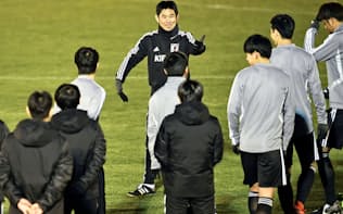 中東の笛って アジアカップに見る審判のレベル 日本経済新聞 中東の笛って アジアカップに見る審判のレベル 日本経済新聞