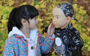 社会に溶け込みやすい子供型ロボットとして開発された「ibuki」（大阪府豊中市の大阪大学）