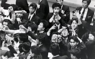東京証券取引所の場立ち。日経平均が4万円に迫る（1989年）