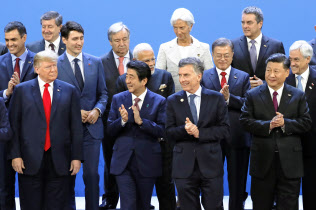 G20首脳会合の記念撮影に臨む(前列左から)米国のトランプ大統領、安倍首相、アルゼンチンのマクリ大統領、中国の習近平国家主席ら(11月30日、ブエノスアイレス)=共同 G20首脳会合の記念撮影に臨む(前列左から)米国のトランプ大統領、安倍首相、アルゼンチンのマクリ大統領、中国の習近平国家主席ら(11月30日、ブエノスアイレス)=共同