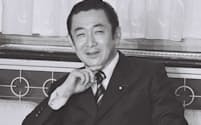 消費税の5%引き上げを決めた閣議に臨む橋本首相(1996年6月25日)