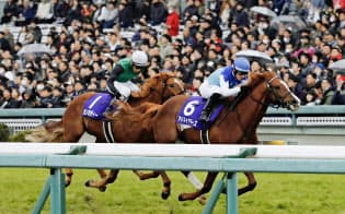 アドマイヤマーズ(右)は朝日杯FSを勝った(16日)=共同 アドマイヤマーズ(右)は朝日杯FSを勝った(16日)=共同