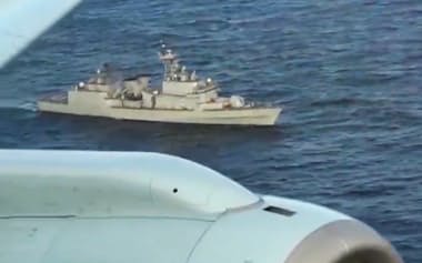 防衛省が公開した海上自衛隊機（手前）へ火器管制レーダーを照射した韓国海軍艦艇の映像=防衛省提供