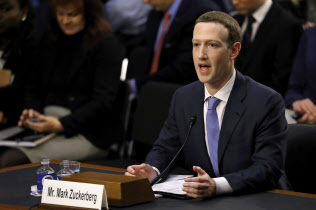 米議会で証言するフェイスブックのザッカーバーグCEO(4月10日、ワシントン)=ロイター 米議会で証言するフェイスブックのザッカーバーグCEO(4月10日、ワシントン)=ロイター
