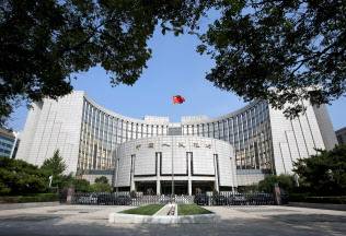 中国人民銀行は8月に元安抑制策を打ち出した=ロイター 中国人民銀行は8月に元安抑制策を打ち出した=ロイター