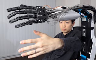 粕谷CEOの腕の動きをロボットアームが忠実に再現する（東京・新宿）


