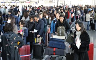 年末年始を海外で過ごす人たちで混雑する中部国際空港の出発ロビー（29日、愛知県常滑市）