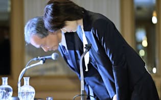 記者会見で謝罪する東京医科大の林由起子学長(右)（11月7日、東京都新宿区）
