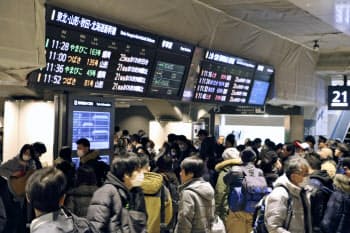 東京駅で東北新幹線故障 ダイヤ乱れ 帰省客に影響 写真 共同 日本経済新聞 東京駅で東北新幹線故障 ダイヤ乱れ 帰省客に影響 写真 共同 日本経済新聞