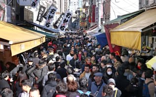 正月の食材などを買い求める人たちでにぎわう築地場外市場（30日、東京都中央区）