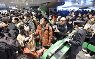 帰省ラッシュと新幹線の遅延が重なり、混雑するJR東京駅（30日午後）=共同