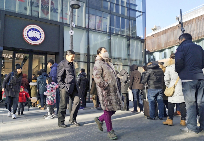 北京の カナダグース ようやく開店 入店に行列 日本経済新聞