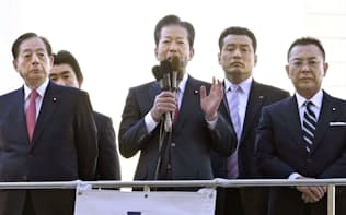 街頭演説する公明党の山口代表(中央)(2日午前、東京・新宿)=共同