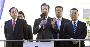 街頭演説する公明党の山口代表(中央)(2日午前、東京・新宿)=共同 街頭演説する公明党の山口代表(中央)(2日午前、東京・新宿)=共同