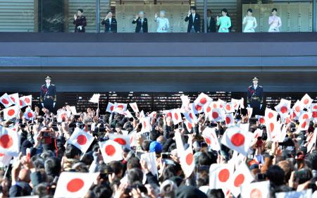 陛下 最後の新年一般参賀 平成最多の15万人 日本経済新聞