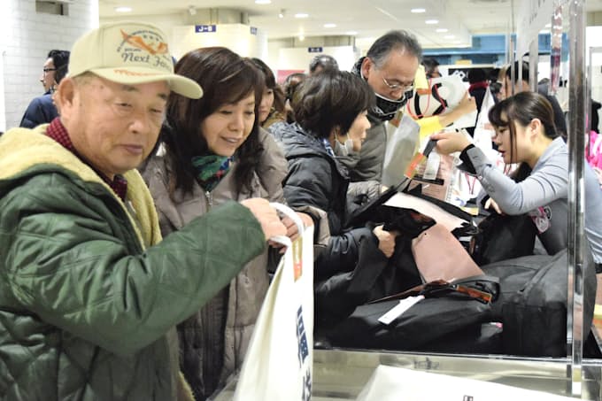 名古屋でも初売り 福袋に列 平成ちなむ商品も 日本経済新聞