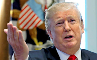 2日、ホワイトハウスで話すトランプ米大統領=ロイター 2日、ホワイトハウスで話すトランプ米大統領=ロイター