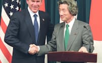 握手する小泉首相とブッシュ米大統領