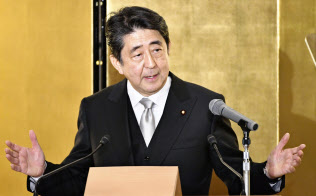 年頭記者会見をする安倍首相(4日、三重県伊勢市)=共同 年頭記者会見をする安倍首相(4日、三重県伊勢市)=共同
