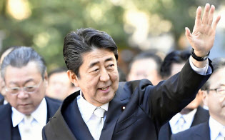 伊勢神宮外宮の参拝に向かう安倍首相=4日午後、三重県伊勢市(共同) 伊勢神宮外宮の参拝に向かう安倍首相=4日午後、三重県伊勢市(共同)