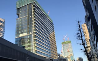 東急不動産が渋谷地区で開発中の「南平台プロジェクト」（写真左）と東急電鉄が手掛ける「スクランブルスクエア」（同奥）