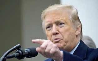 4日、ホワイトハウスで記者会見するトランプ米大統領=ロイター 4日、ホワイトハウスで記者会見するトランプ米大統領=ロイター