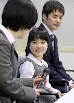 小4少女が囲碁プロへ 最年少記録を更新 日本経済新聞 小4少女が囲碁プロへ 最年少記録を更新 日本経済新聞