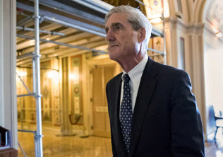 モラー米特別検察官はトランプ大統領の元側近を相次いで起訴してきた(17年6月、ワシントン)=AP モラー米特別検察官はトランプ大統領の元側近を相次いで起訴してきた(17年6月、ワシントン)=AP