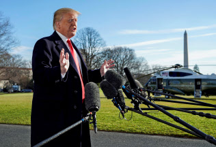 トランプ大統領は米国の制裁関税が中国にダメージを与えていると強調した(6日、ホワイトハウスで)=ロイター トランプ大統領は米国の制裁関税が中国にダメージを与えていると強調した(6日、ホワイトハウスで)=ロイター