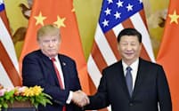 共同記者発表で握手するトランプ米大統領（左）と中国の習近平国家主席=2017年11月、北京の人民大会堂（共同）