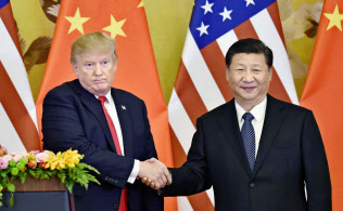 共同記者発表で握手するトランプ米大統領(左)と中国の習近平国家主席=2017年11月、北京の人民大会堂(共同) 共同記者発表で握手するトランプ米大統領(左)と中国の習近平国家主席=2017年11月、北京の人民大会堂(共同)