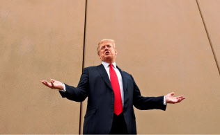 トランプ氏は壁建設の必要性を国民にアピールする(2018年3月、試作品の壁の前で)=ロイター トランプ氏は壁建設の必要性を国民にアピールする(2018年3月、試作品の壁の前で)=ロイター