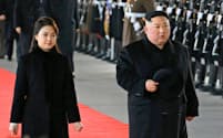 7日、訪中のため李雪主夫人（左）と共に平壌を出発する金正恩委員長=朝鮮中央通信・共同