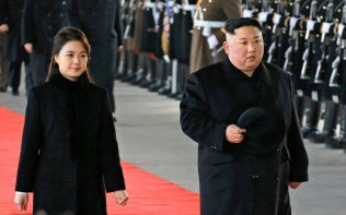 7日、訪中のため李雪主夫人(左)と共に平壌を出発する金正恩委員長=朝鮮中央通信・共同 7日、訪中のため李雪主夫人(左)と共に平壌を出発する金正恩委員長=朝鮮中央通信・共同