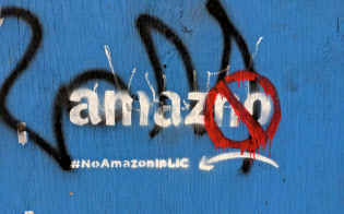 アマゾンの第2本社建設に対し、予定地の一つのニューヨーク市では地域のためにならないと住民グループが反対している=ロイター アマゾンの第2本社建設に対し、予定地の一つのニューヨーク市では地域のためにならないと住民グループが反対している=ロイター