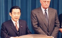 米軍普天間基地の返還合意を共同記者会見で発表する橋本龍太郎首相とモンデール駐日大使（1996年4月12日夜、首相官邸）