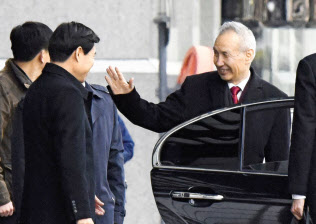 米中次官級協議の会場を中国の劉鶴副首相(右)も訪れた(7日)=共同 米中次官級協議の会場を中国の劉鶴副首相(右)も訪れた(7日)=共同